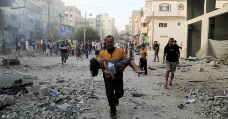 استشهاد 18 فلسطينيا بقصف الاحتلال لمدرسة تؤوي نازحين بغزة
