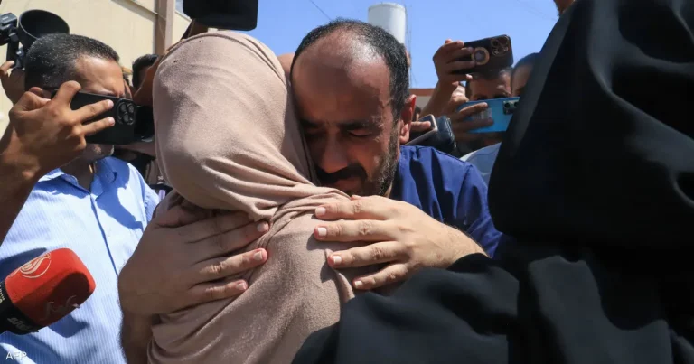 طبيب معذب يتهم إسرائيل بإساءة المعاملة في مراكز التحقيق بالمستشفيات