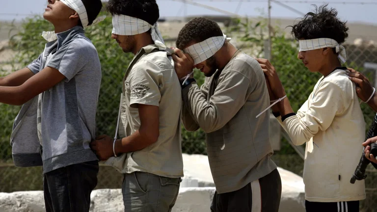 تقرير أممي يكشف ما يتعرض له الأسرى من أفعال مروعة في سجون الاحتلال