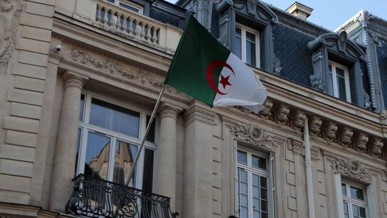 الجزائر تسحب سفيرها في باريس ردّاً على الاعتراف بمغربية الصحراء