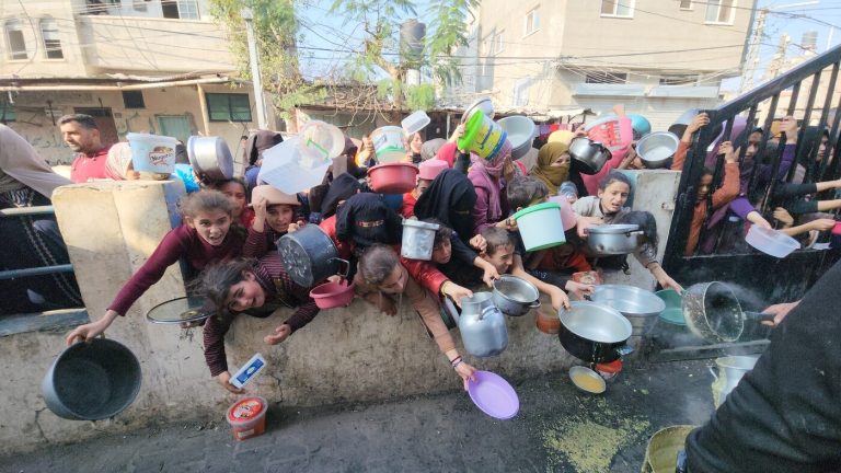 خبراء الأمم المتحدة يحذرون: إسرائيل تنفذ حملة تجويع تهدد حياة آلاف المدنيين في قطاع غزة.