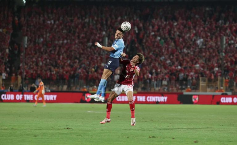 مواجهة نارية: الأهلي يحل ضيفًا على بيراميدز في صراع صدارة الدوري المصري