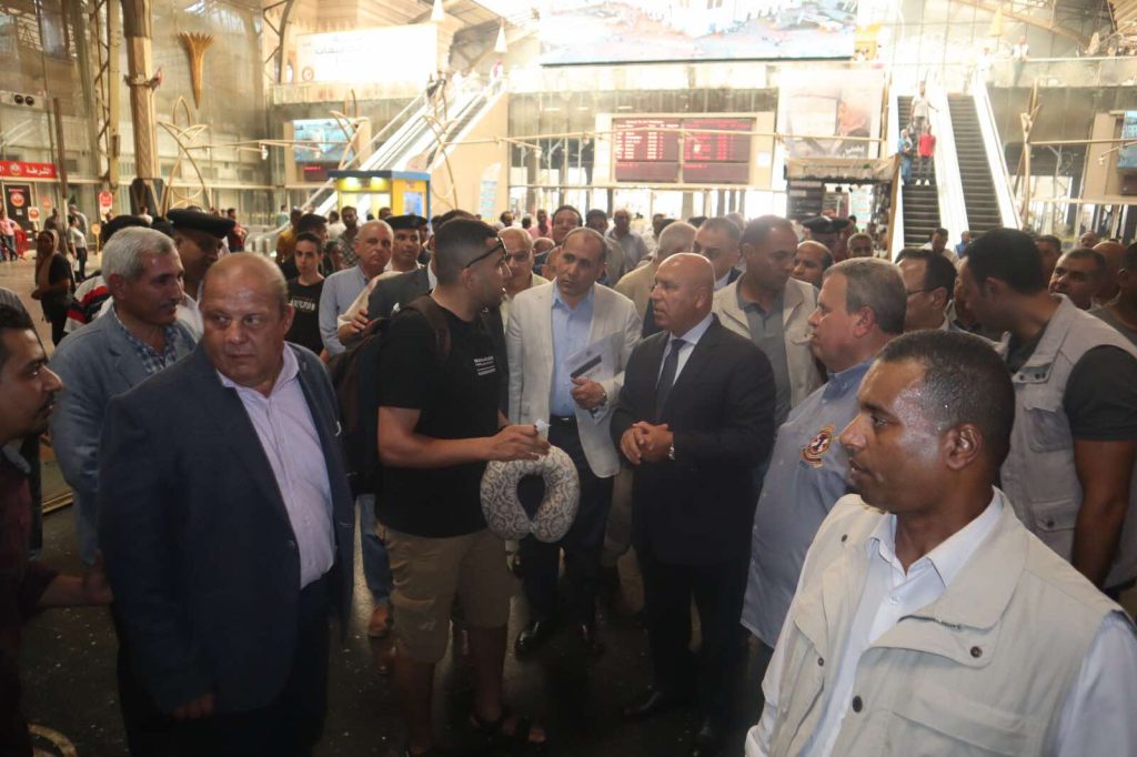 وزير النقل المصري يفاجئ محطة رمسيس بجولة تفقدية مفاجئة
