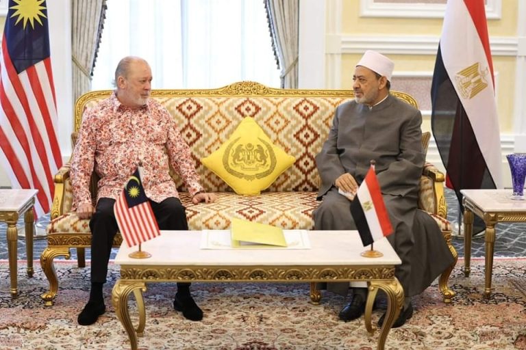 ملك ماليزيا يستقبل شيخ الأزهر أحمد الطيب في قصره