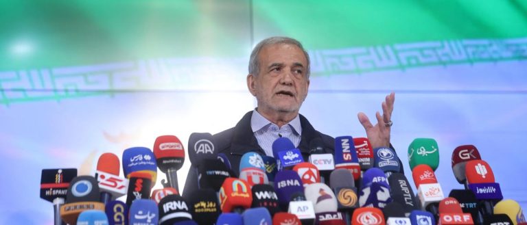 الملك سلمان يُهنئ بزشكيان بفوزه بانتخابات الرئاسة الإيرانية