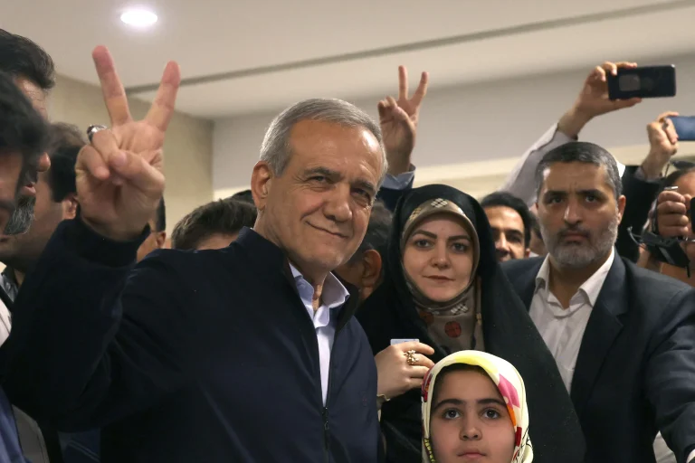 فوز الإصلاحي مسعود بزشكيان بانتخابات الرئاسة الإيرانية