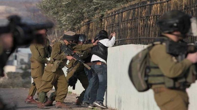 قوات الاحتلال تعتقل 15 فلسطينيا من الضفة بينهم أسرى سابقين