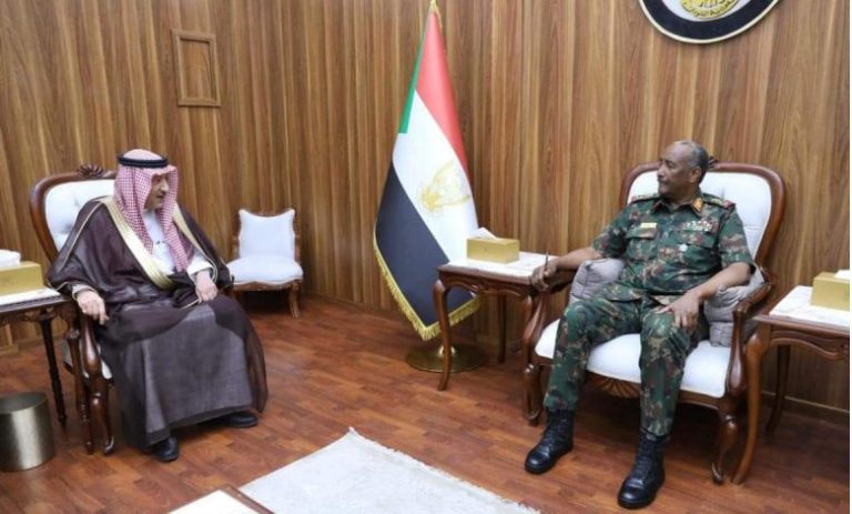البرهان يلتقي مسؤولا بالخارجية السعودية لبحث الأزمة السودانية