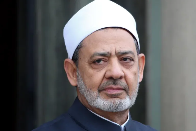 شيخ الأزهر يتصل بأوائل الثانوية الأزهرية لتهنئتهم
