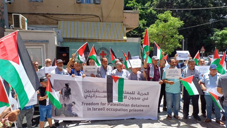 اعتصام أمام الصليب الأحمر الدولي للمطالبة بتحرير الأسرى الفلسطينيين