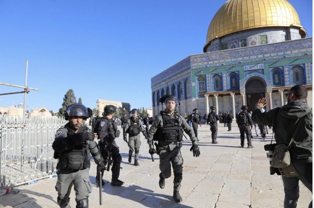 اقتحام مستوطنين لباحات المسجد الأقصى تحت حماية شرطة الاحتلال الإسرائيلي