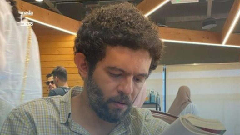 اعتقال رسام الكاريكاتير أشرف عمر عبر المنصة: التفاصيل الكاملة