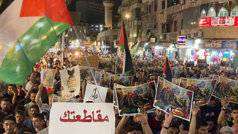 الآلاف من الأردنيين يحتشدون في عمّان دعماً لصمود الفلسطينيين في غزة