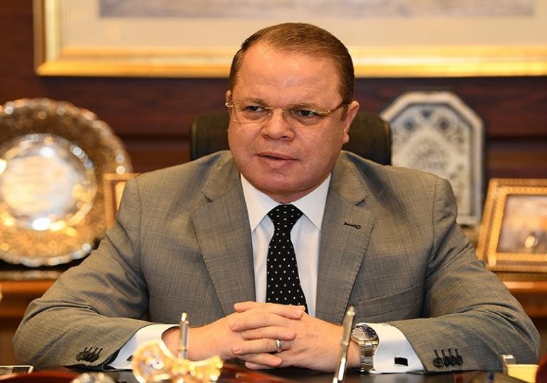 مصر..استقالة النائب العام السابق من القضاء ونجله للتحقيق معهما في قضايا فساد