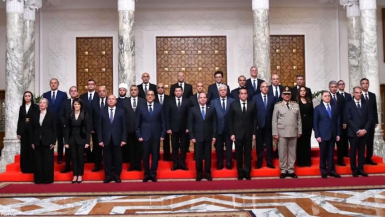 بعد حلف اليمين .. هل تنجح الحكومة الجديدة في مواجهة التحديات الإقليمية والاقتصادية