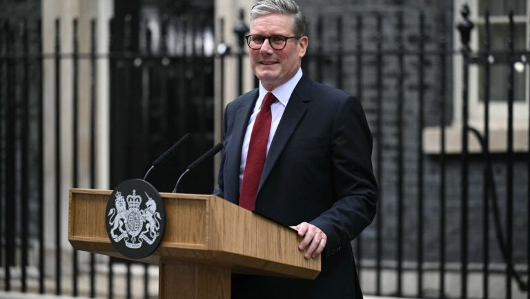 بايدن يهنئ ستارمر ويؤكد على تعزيز التعاون مع بريطانيا