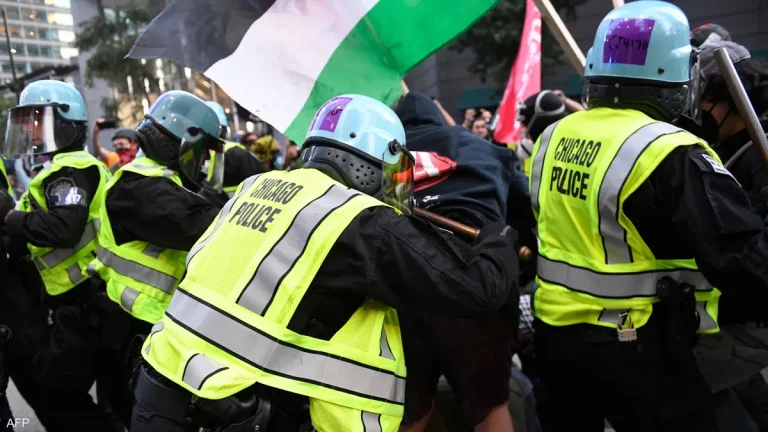 اعتقال 12 متظاهرا مؤيدا للفلسطينيين في شيكاغو خلال احتجاج أمام القنصلية الإسرائيلية