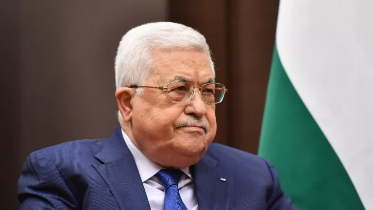 عباس يُهدّد الاحتلال بمقاضاته دوليا إن لم يُفرج عن أموال السلطة