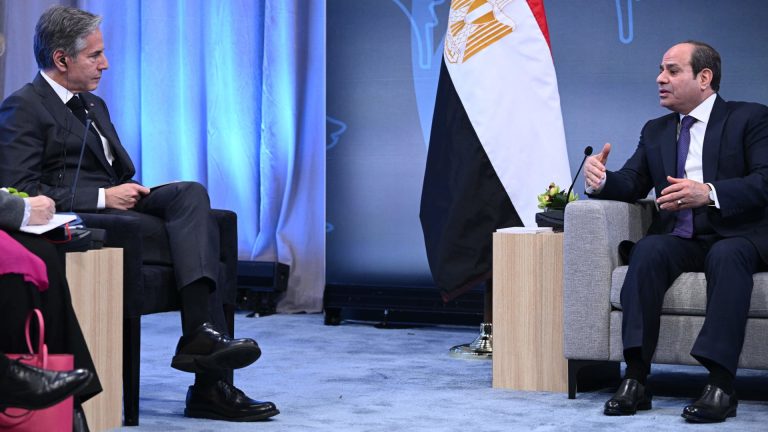مصر..السيسي يلتقي وزير الخارجية الأمريكي في مدينة العلمين