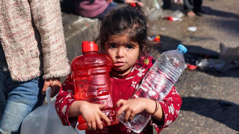 أونروا: نقص المياه في دير البلح يصل إلى 85% بسبب الحرب.