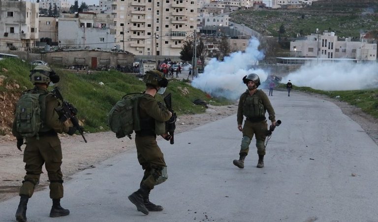 اشتباكات مسلحة في نابلس: الفلسطينيون يواجهون قوات الاحتلال في البلدة القديمة