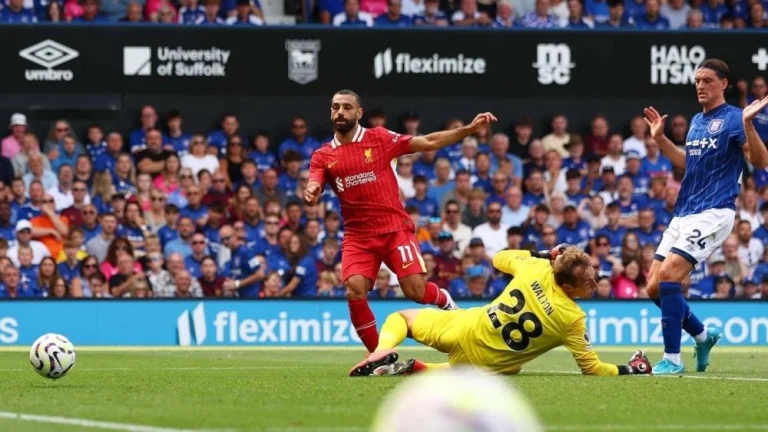 صلاح يتألق في أولى مباريات الدوري الانجليزي وينفرد برقم قياسي
