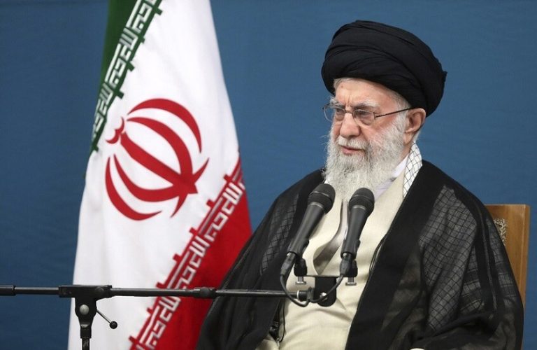 خامنئي عن التفاوض مع أمريكا: لا ضرر في التعامل مع العدو