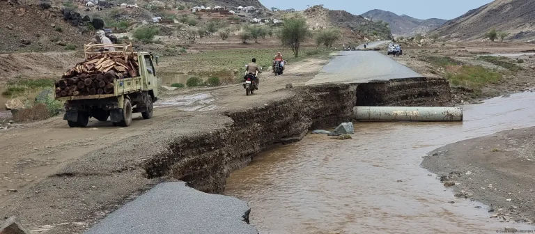 سيول جارفة تودي بحياة 45 شخصًا في اليمن وتدمير البنية التحتية تثير الاستغاثات