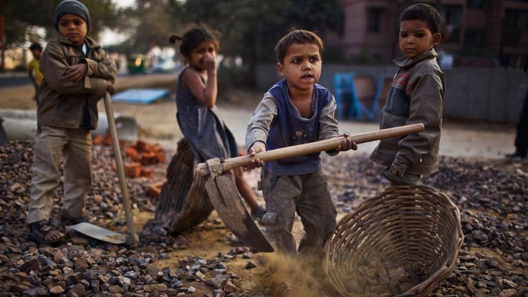 صرخة الأطفال: عمالة الأطفال في مصر بين واقع مؤلم وحلم مفقود