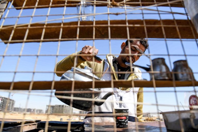خريجو الجامعات في مصر: أحلام ضائعة في سوق عمل مُغلق