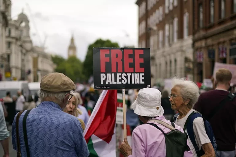 متظاهرون بريطانيون يتحدون ضد الاحتلال الإسرائيلي: “حرروا فلسطين الآن”