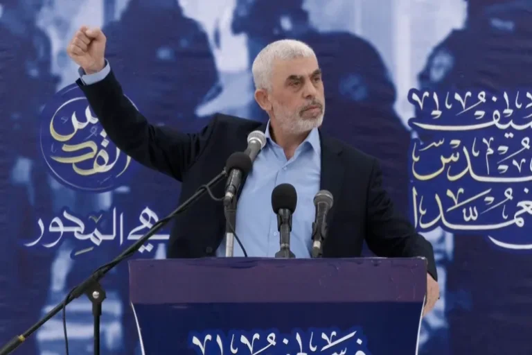 الإعلام العبري يعبر عن خوفه وقلقه من انتخاب السنوار رئيسًا لـ”حماس”، معتبرًا ذلك مفاجأة ورسالة لـ”إسرائيل”.