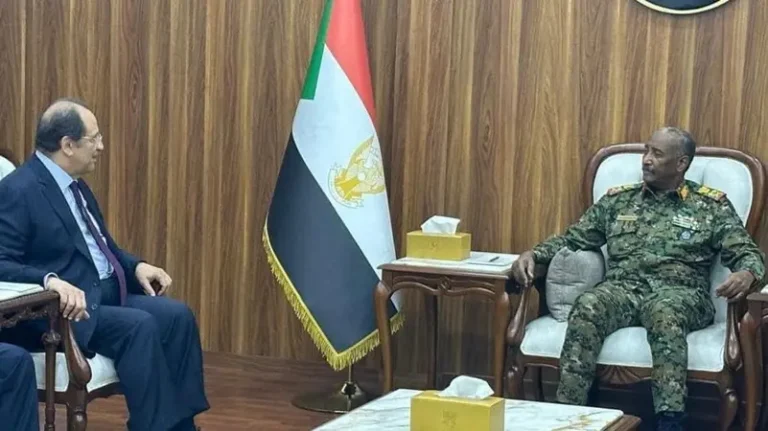 البرهان يلتقي عباس كامل لبحث أزمة السودان