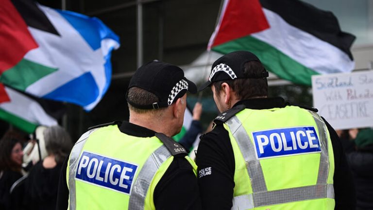 بنك باركليز البريطاني ينسحب من مزاد السندات الإسرائيلية في ظل تأييد فلسطين.