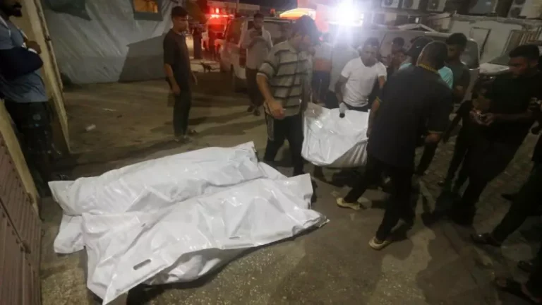 بالفيديو استشهاد أكثر من 100 فلسطيني في قصف إسرائيلي مباشر على نازحين أثناء الصلاة في غزة