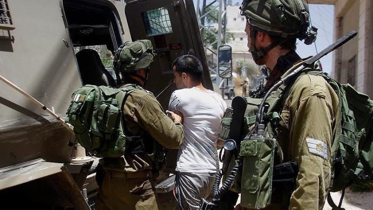 قوات الاحتلال تعتقل 20 فلسطينيا من الضفة بينهم طفلا وأسرى سابقين