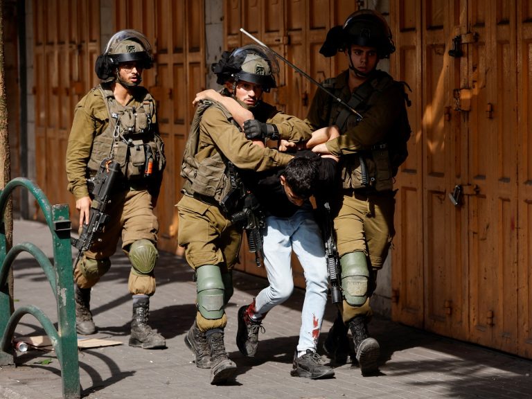 قوات الاحتلال تعتقل 22 فلسطينيا من الضفة بينهم سيدة وأطفال