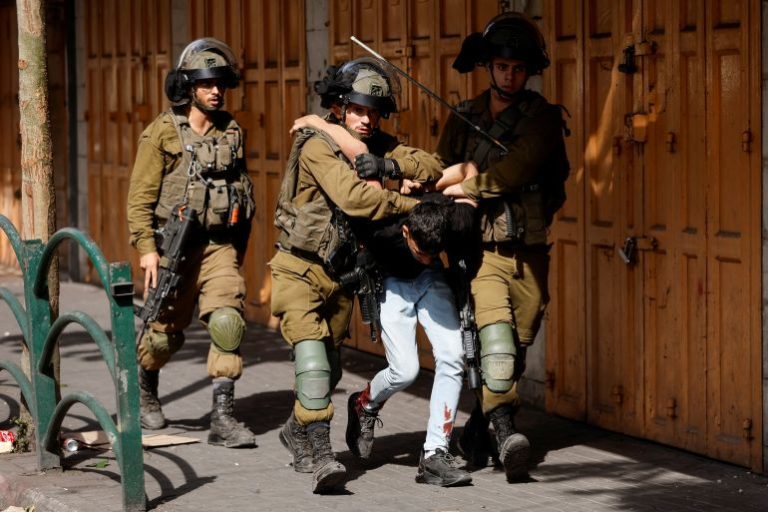 قوات الاحتلال تعتقل 14 فلسطينيا من الضفة الغربية