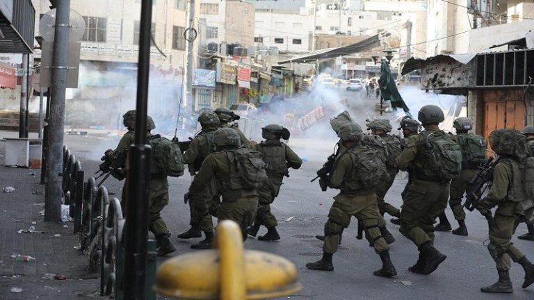 إصابة ثلاثة فلسطينيين خلال اقتحام قوات الاحتلال الإسرائيلي مدينة البيرة
