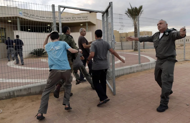 صواريخ فلسطينية تستهدف شمال قطاع غزة: والاحتلال  يؤكد رصد خمس صواريخ انطلقت نحو أسدود المحتلة