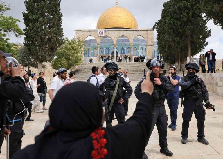 تصاعد التوتر في القدس : عشرات المستوطنين يقتحمون الأقصى بحماية شرطة الاحتلال