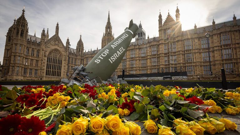 الحكومة البريطانية تتردد في تحديد موعد لاتخاذ قرار بشأن مبيعات الأسلحة للاحتلال.