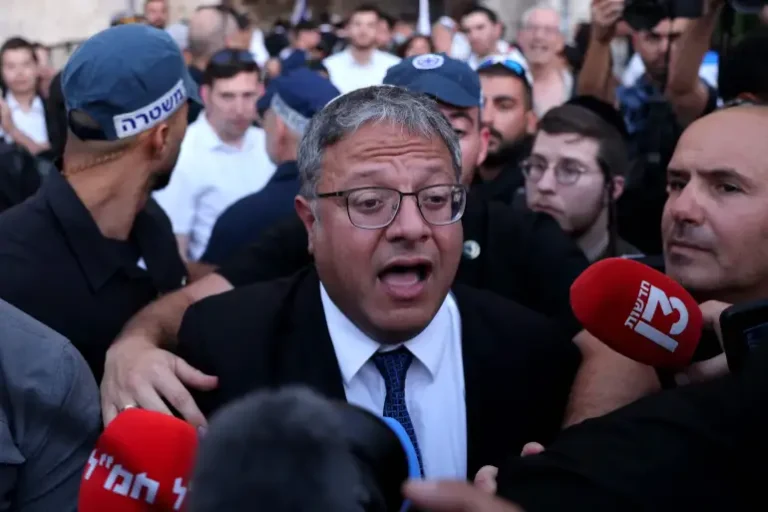 غالانت يهاجم بن غفير ويعتبره خطرا على أمن إسرائيل