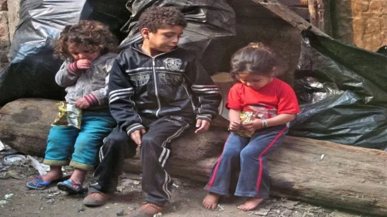أطفال الشوارع في مصر قنابل موقوتة : نظرة على الأسباب والحلول المُلحة