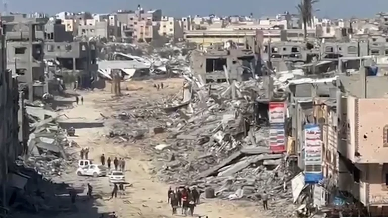 دمار هائل في خان يونس بعد انسحاب الاحتلال وحصار خانق على الخليل