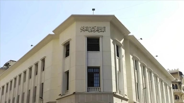 المركزي المصري يطالب البنوك بوضع حد أقصى للسحب اليومي بالدولار