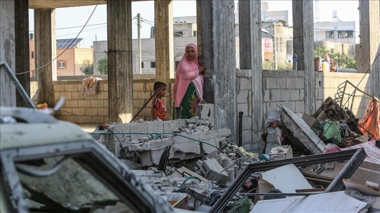 استشهاد أسرة كاملة بقصف الاحتلال وسط غزة