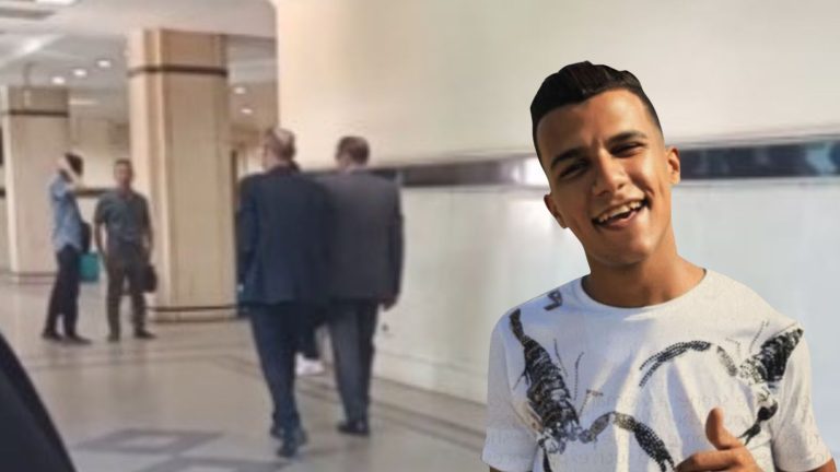 لحظة وصول مطرب المهرجانات عصام صاصا للمحاكمة مكبلاً وسط حراسة مشددة.