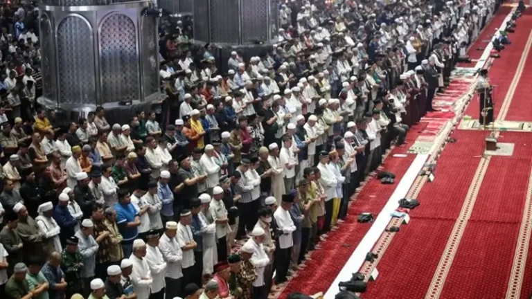 ملايين حول العالم يؤدون صلاة الغائب على روح الشهيد إسماعيل هنية في دول إسلامية وعربية