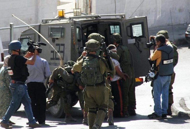 الاحتلال الإسرائيلي يعتقل 17 فلسطينيا ويعزز من قواته في الخليل